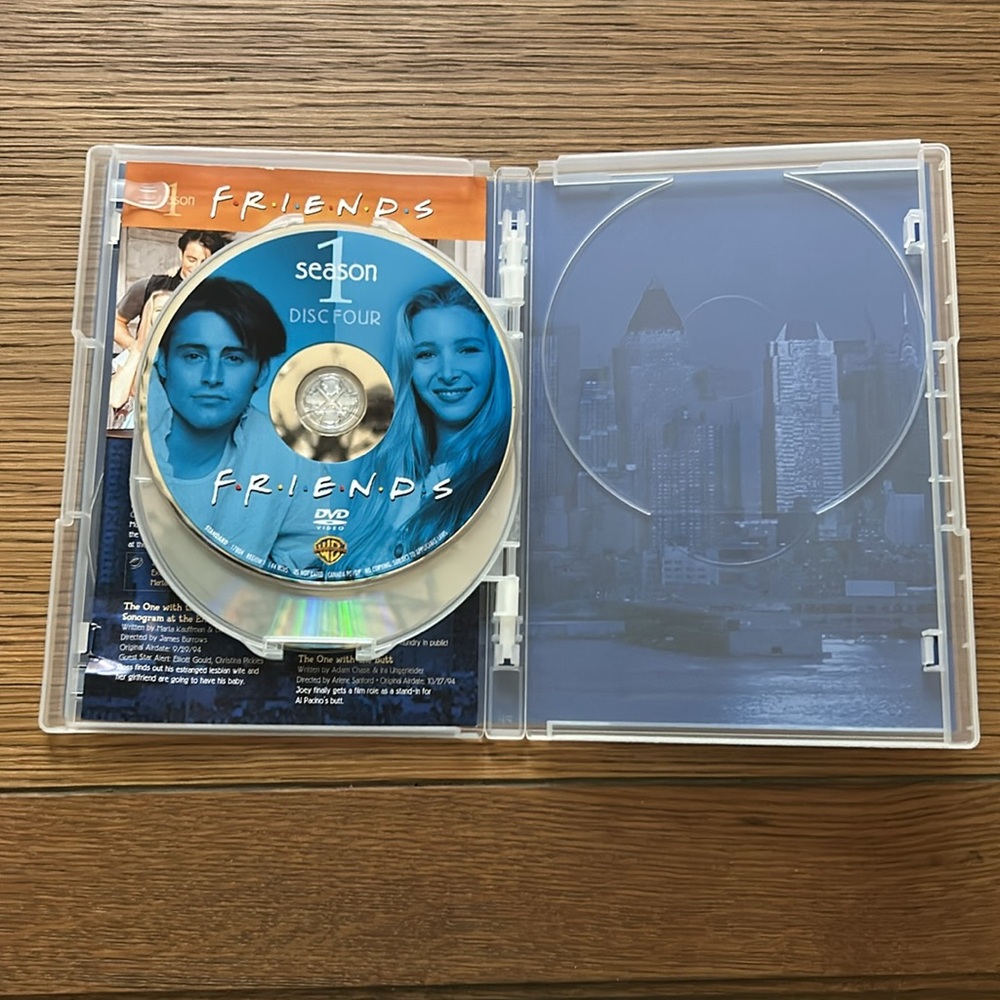 Friends: The Complete First Season. 4 DVD Disc Set.  Includes bonus content. - Picture 4 of 5